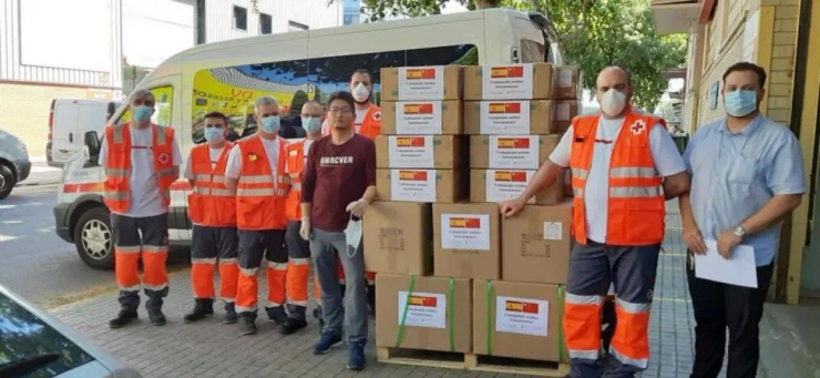 Una de les entregues de Puente China a la Creu Roja Espanyola.